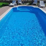 בית נופש Nane Garden House With Heated Pool Mirce