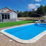 בית נופש Nane Garden House With Heated Pool