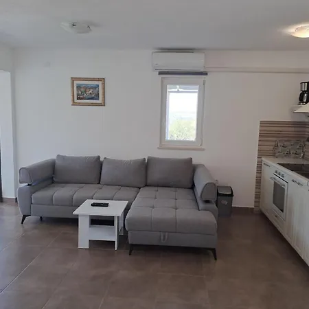 בית נופש Nane Garden House With Heated Pool Mirce