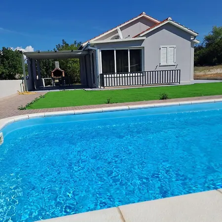 Nane Garden House With Heated Pool Holiday home *