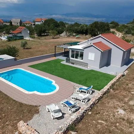 Nane Garden House With Heated Pool בית נופש *