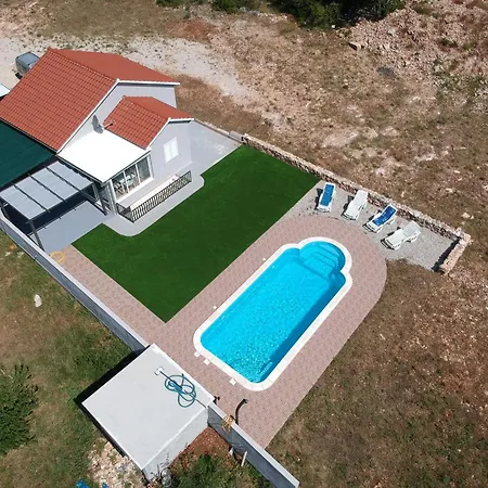 Nane Garden House With Heated Pool בית נופש
